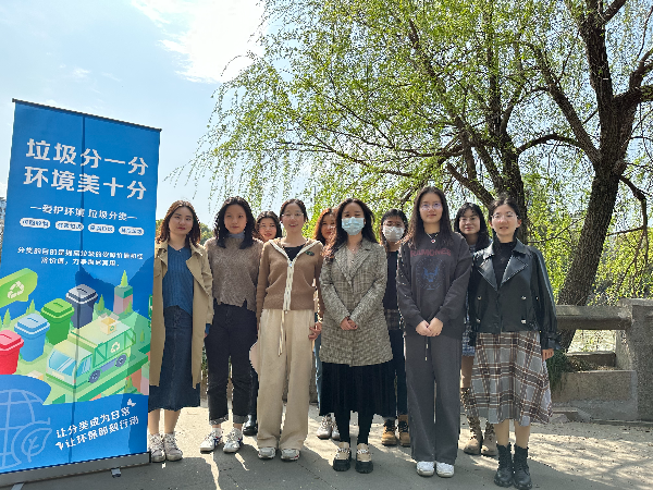 学雷锋、、、捡垃圾、、、净环境 ——“账房姑娘”巾帼岗发展自愿服务活动