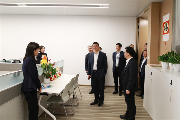 新春开工首日，，公司辅导班子慰问驻楼各单元员工