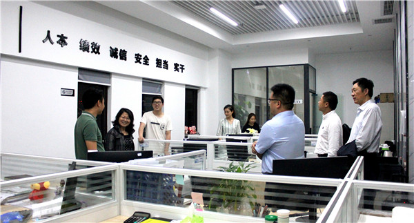 集团公司工会主席柴云妹一行到重庆南宫官网调研领导工作
