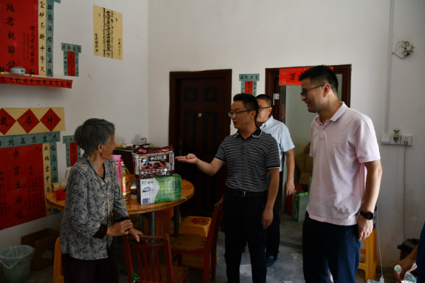 公司党委副书记丁建国一行赴四川省香炉村发展扶贫慰问和调研活动