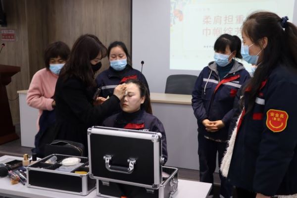 南宫官网花束般的“她们” | 工厂女工学化妆，，，俏丽度过三八节