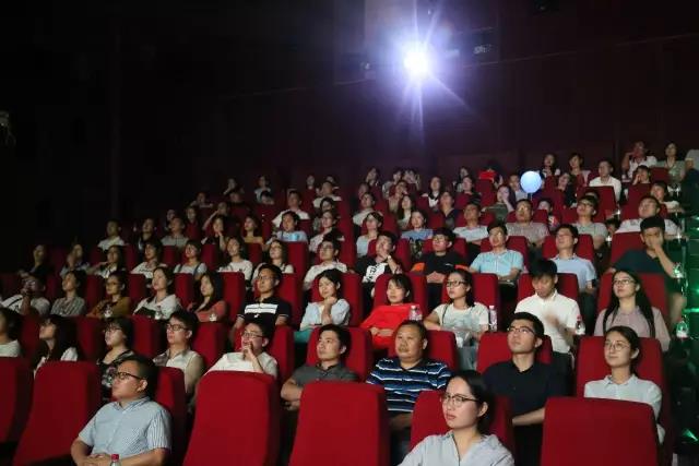 八一建军节    公司组织总部员工集体旁观革命主题片《建军大业》