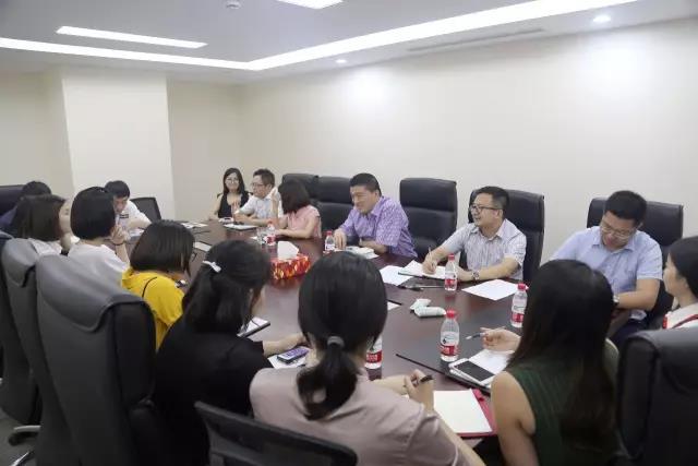 党委书记袁仁军以通常党员身份参与第一党支部“清廉好家风”思想互换会